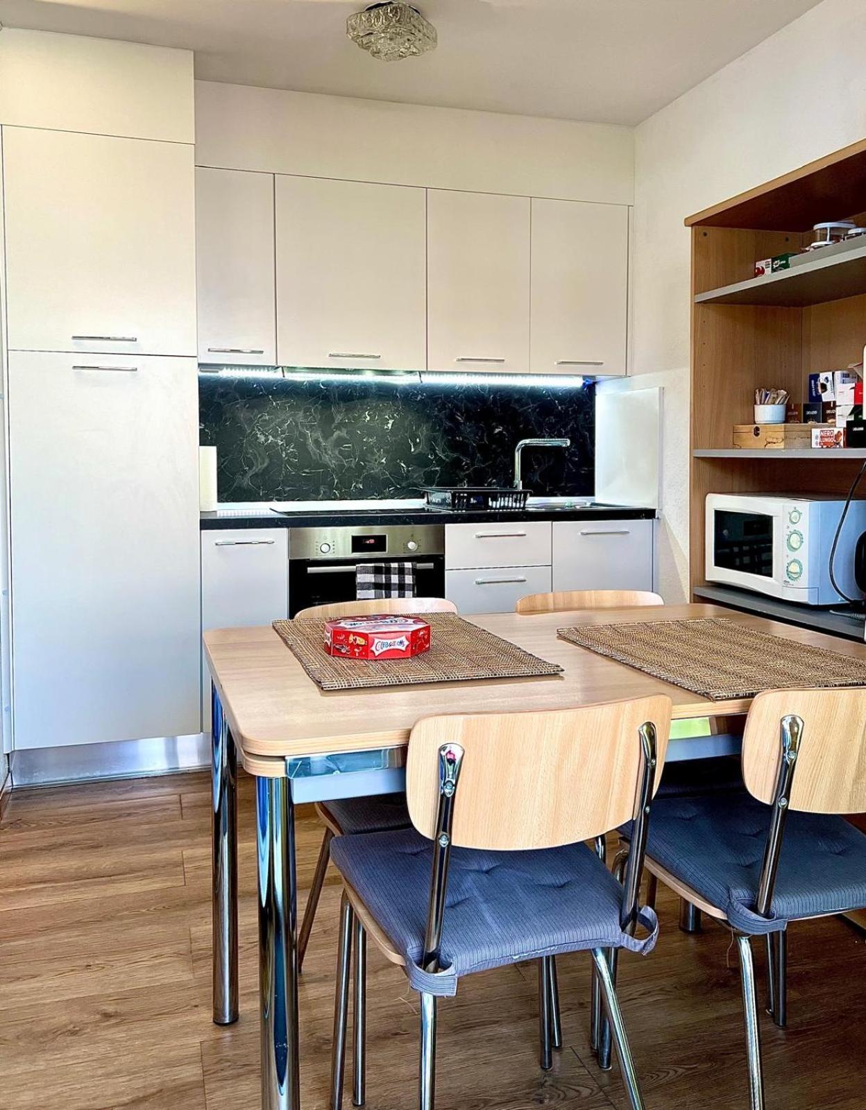 Studio Anemones, Meuble, Equipe, מונטיי מראה חיצוני תמונה